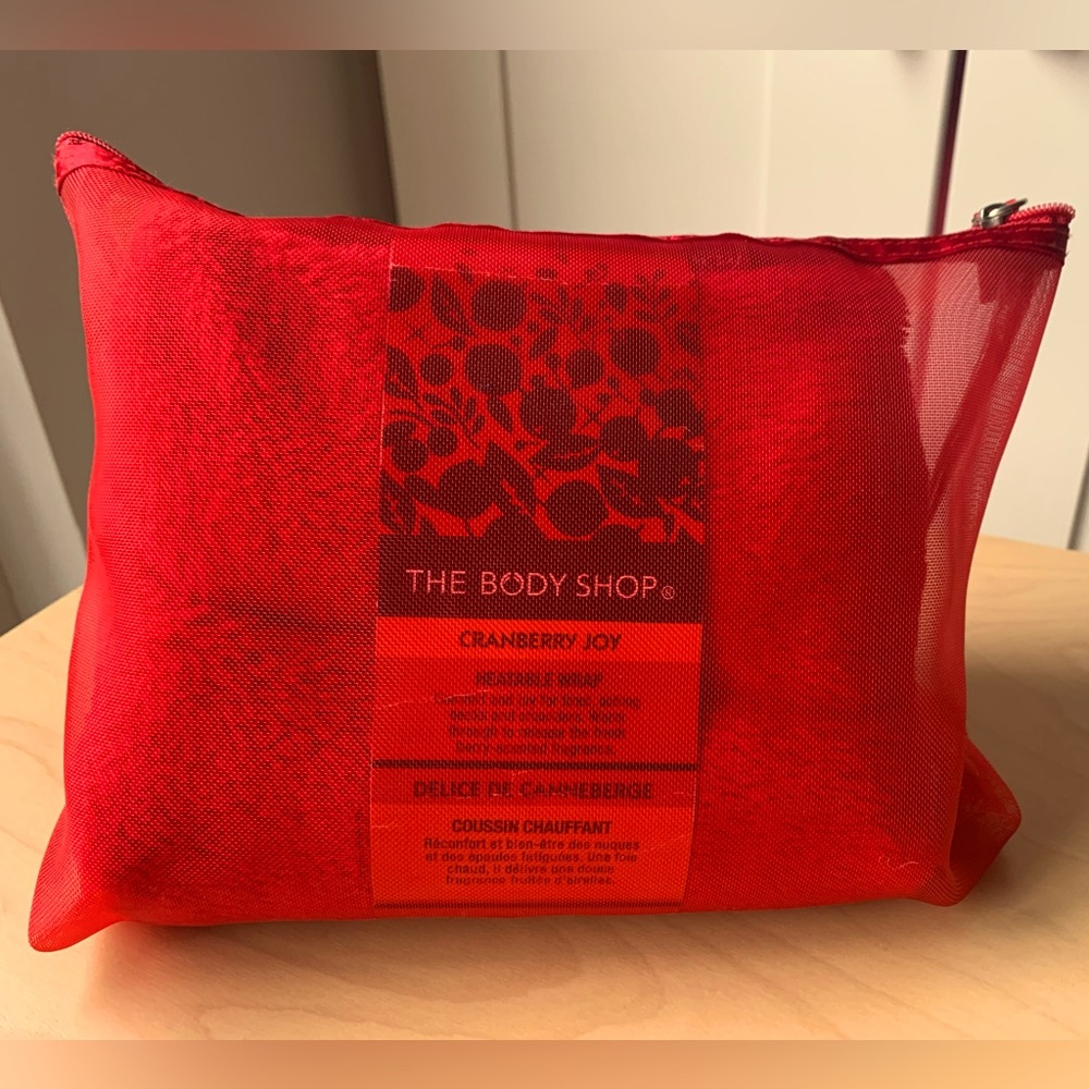The Body Shop Cranberry Joy Heatable Wrap